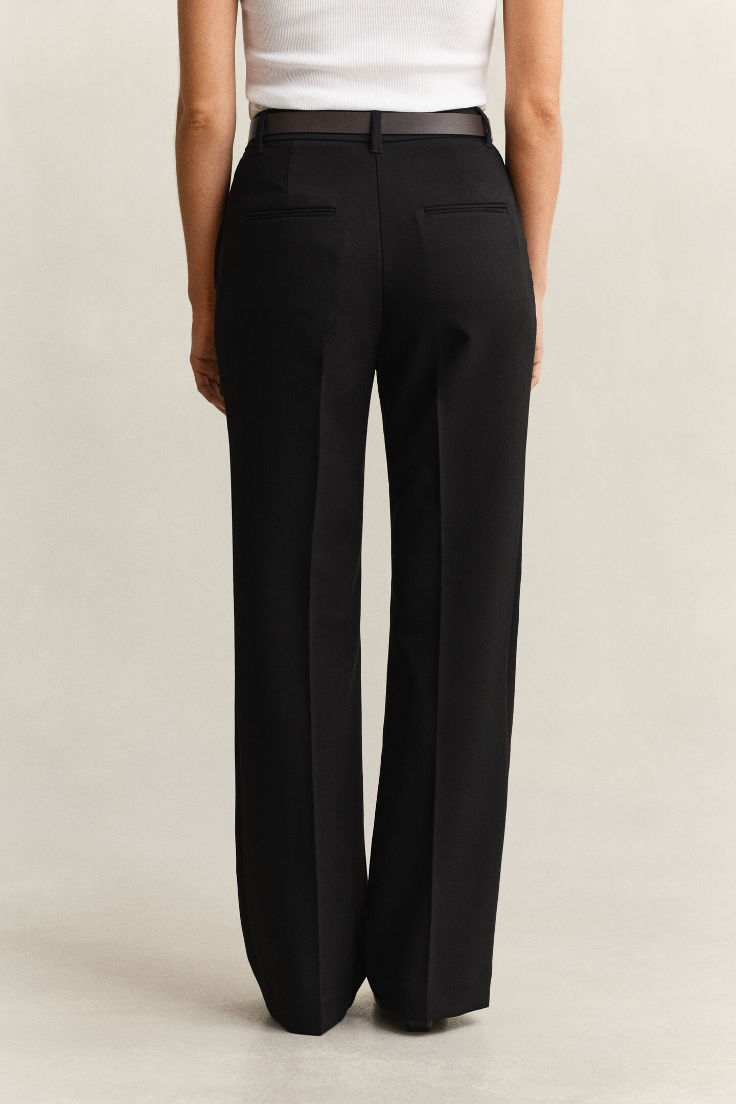 Slacks mit ausgestelltem Bein