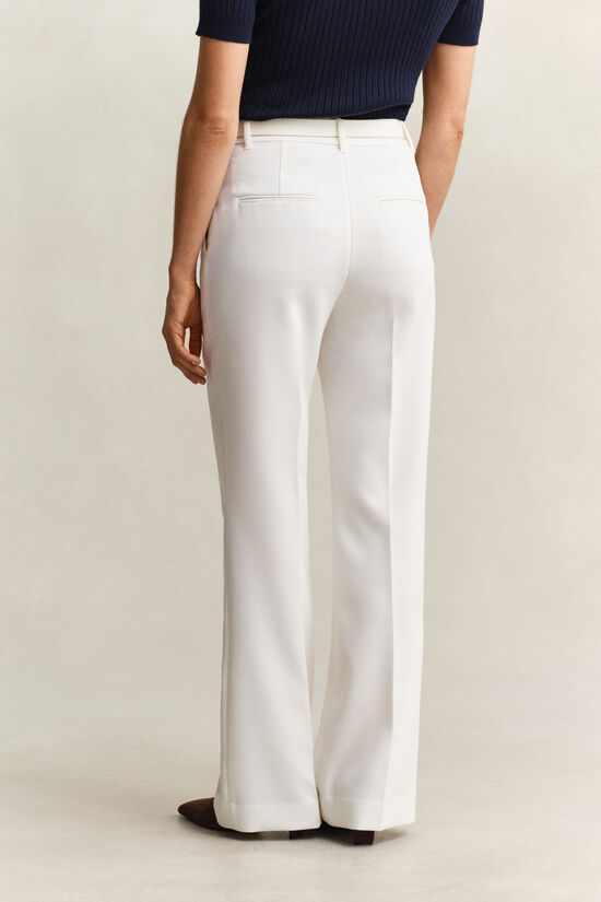 Slacks mit ausgestelltem Bein