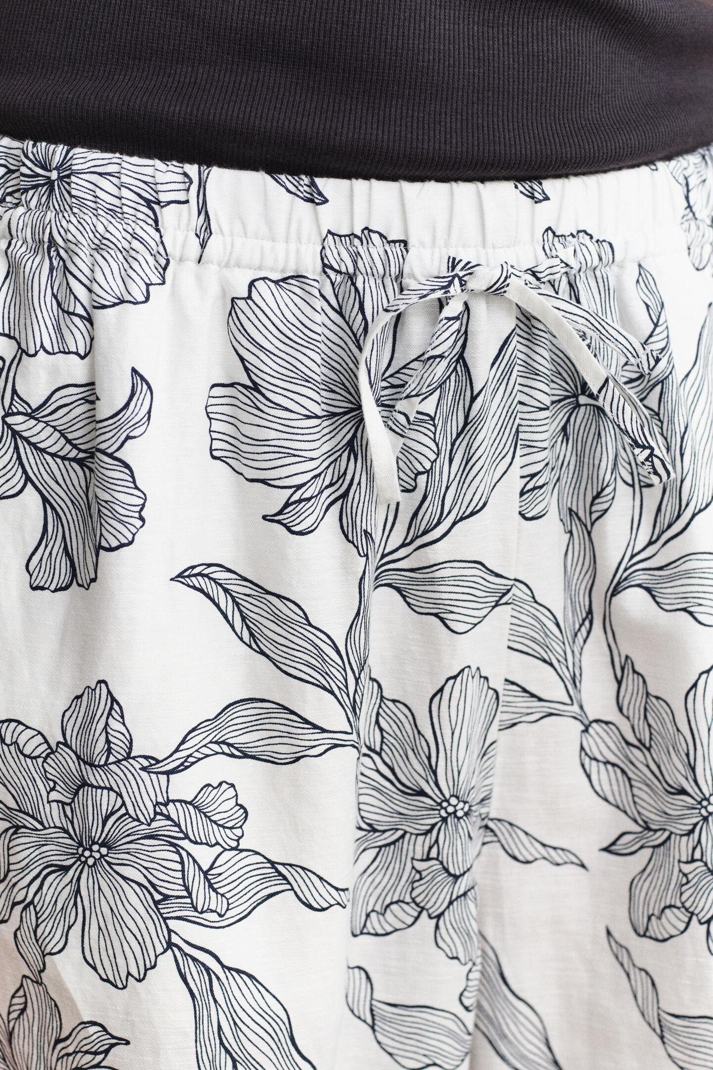 Gebl&uuml;mte Leinenhose