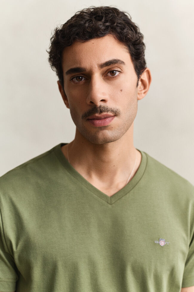 Slim Fit Shield T-Shirt mit V-Ausschnitt