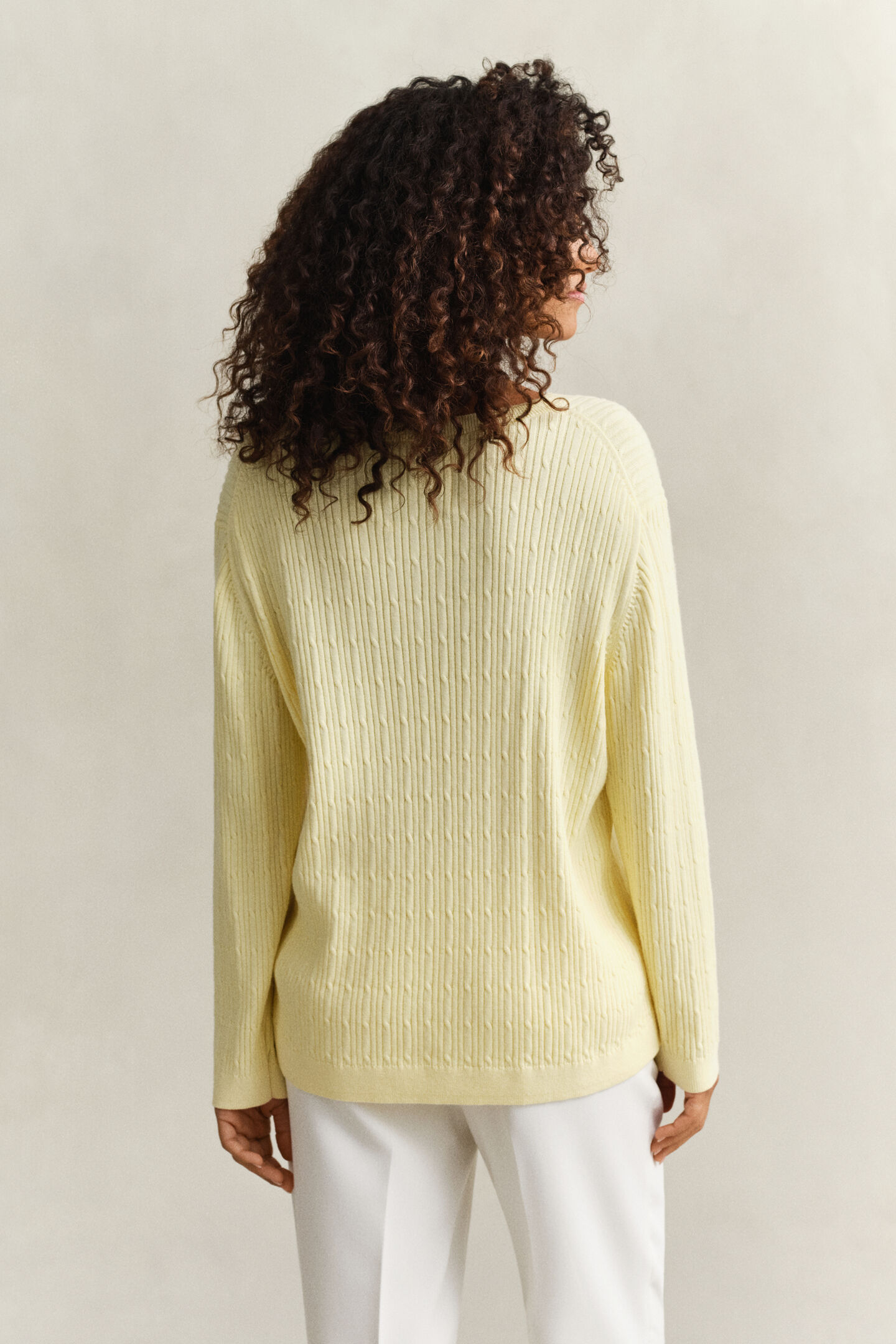 V-Neck Pullover mit Zopfmuster