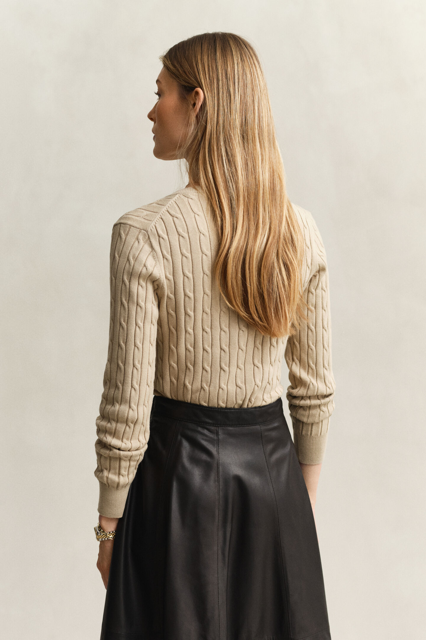 V-Neck Pullover mit Zopfmuster