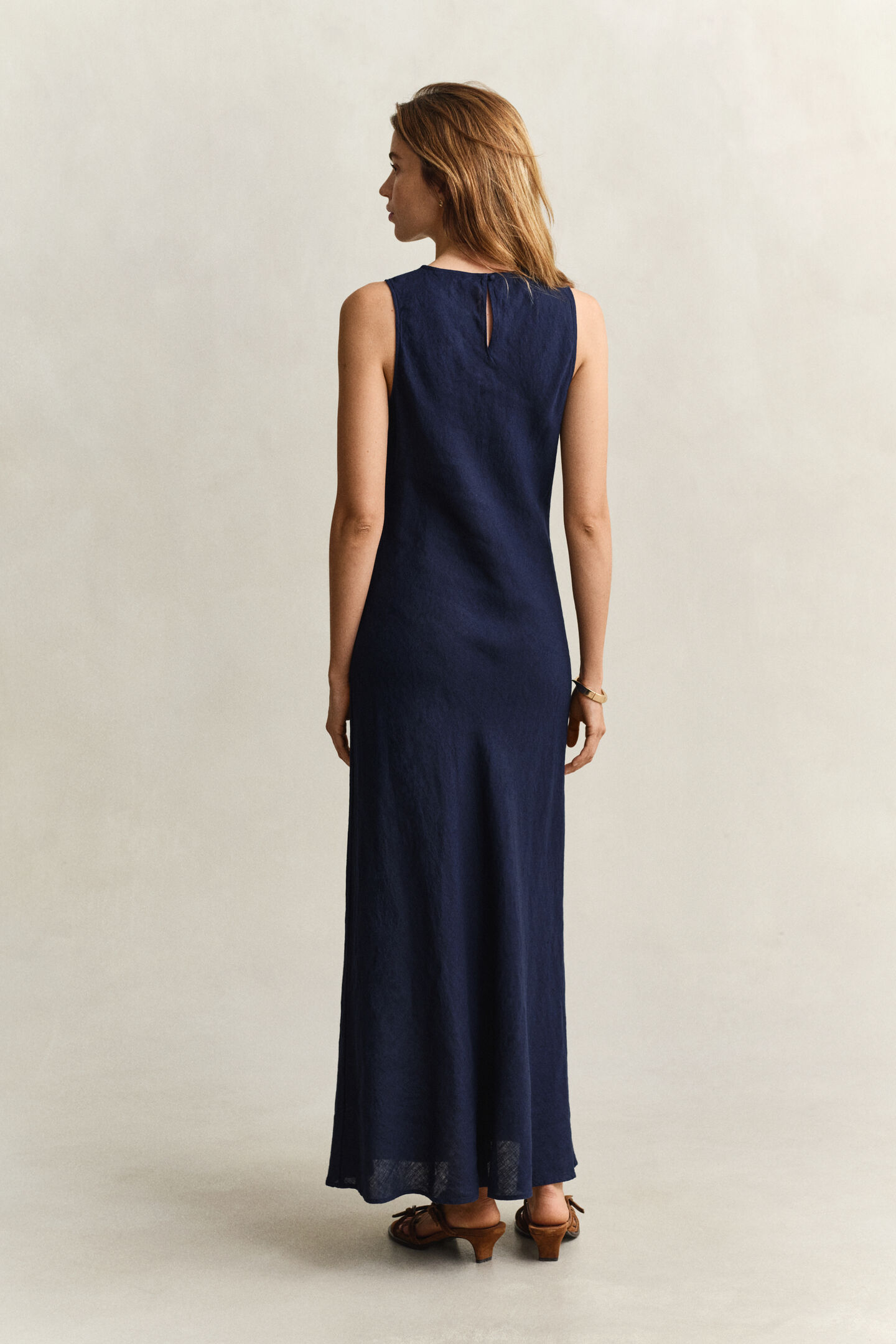 Schr&auml;g geschnittenes Midikleid aus Leinen