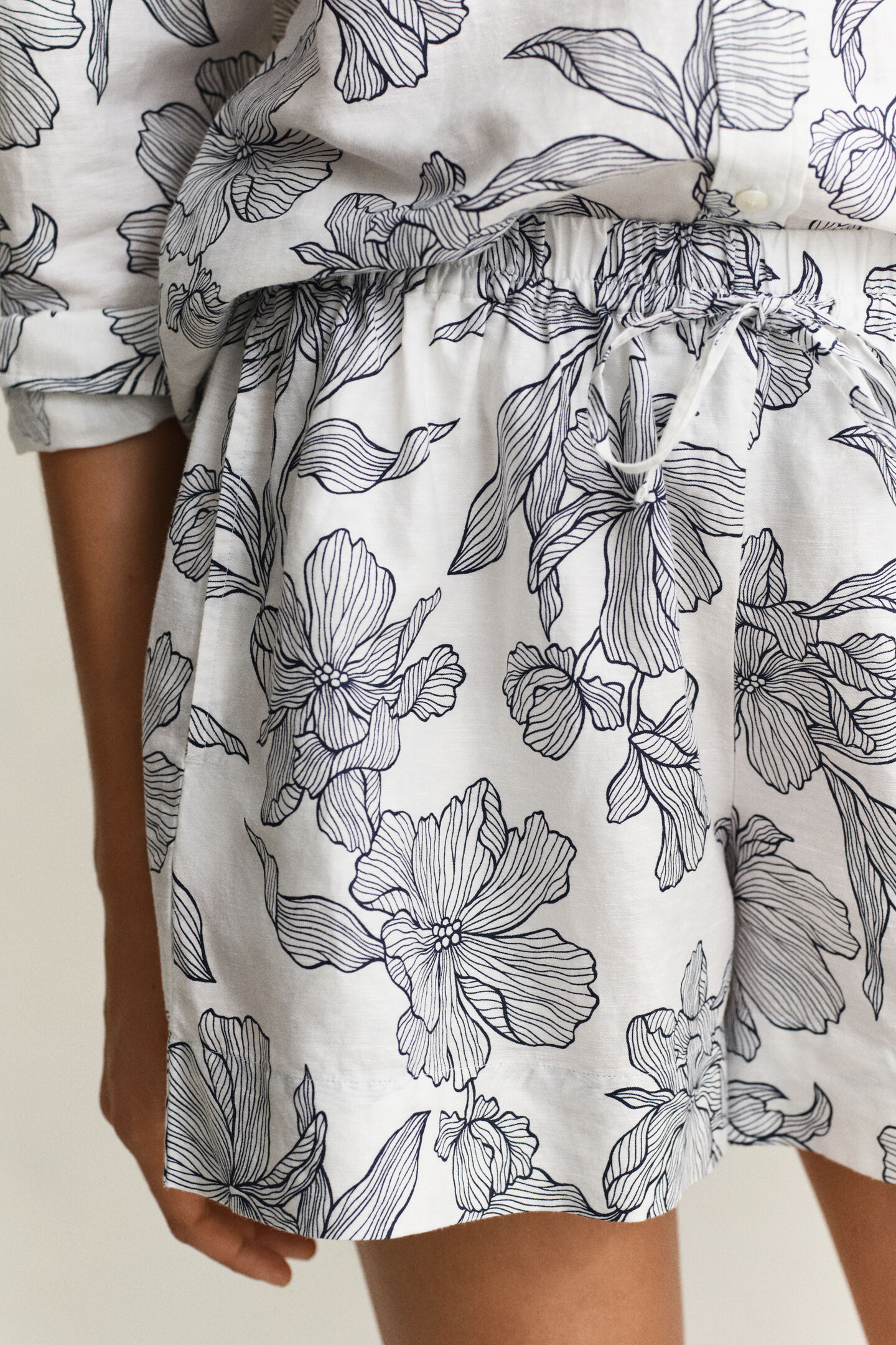 Gebl&uuml;mte Shorts aus Leinen