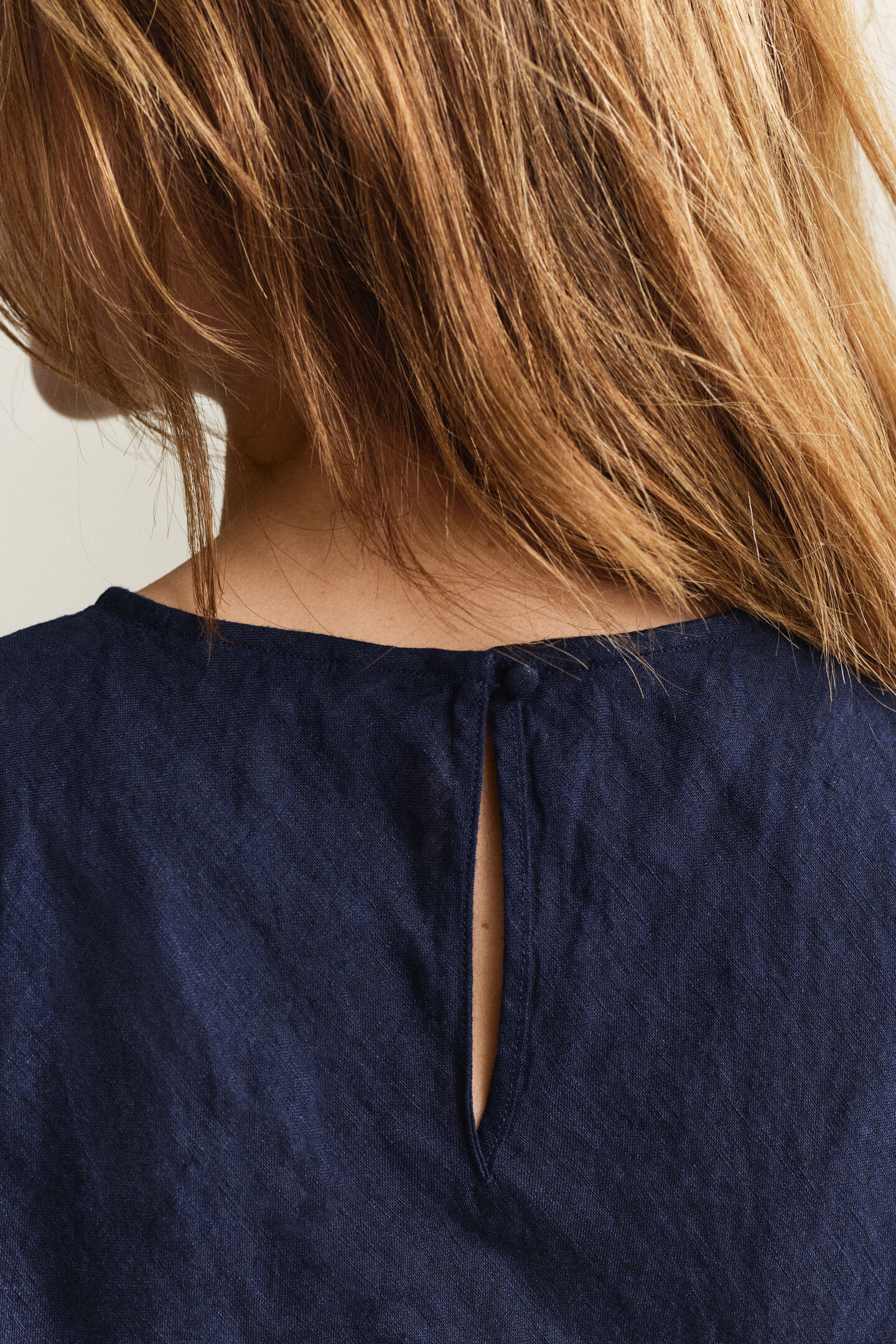 Schr&auml;g geschnittenes Midikleid aus Leinen