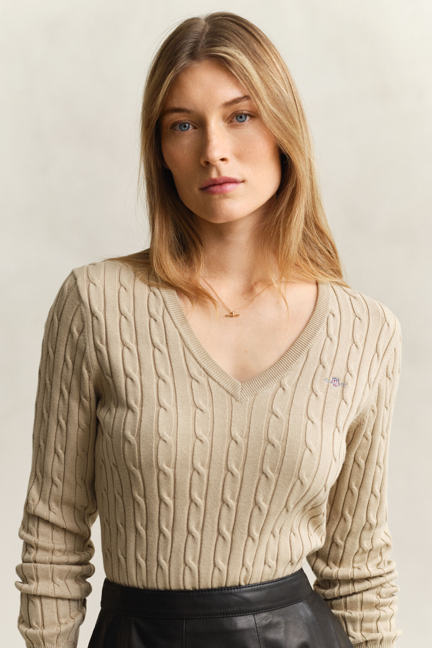 V-Neck Pullover mit Zopfmuster