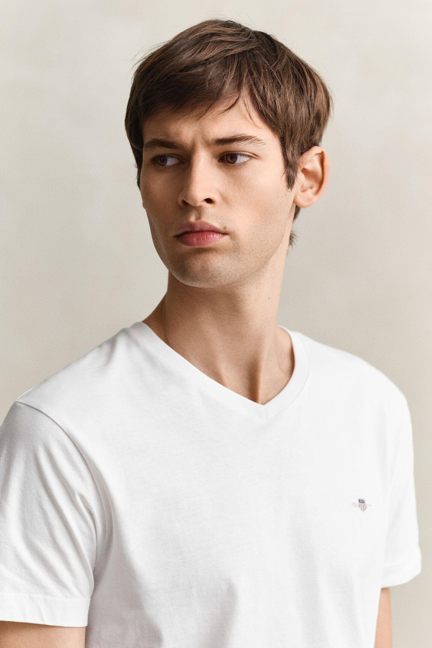 Slim Fit Shield T-Shirt mit V-Ausschnitt