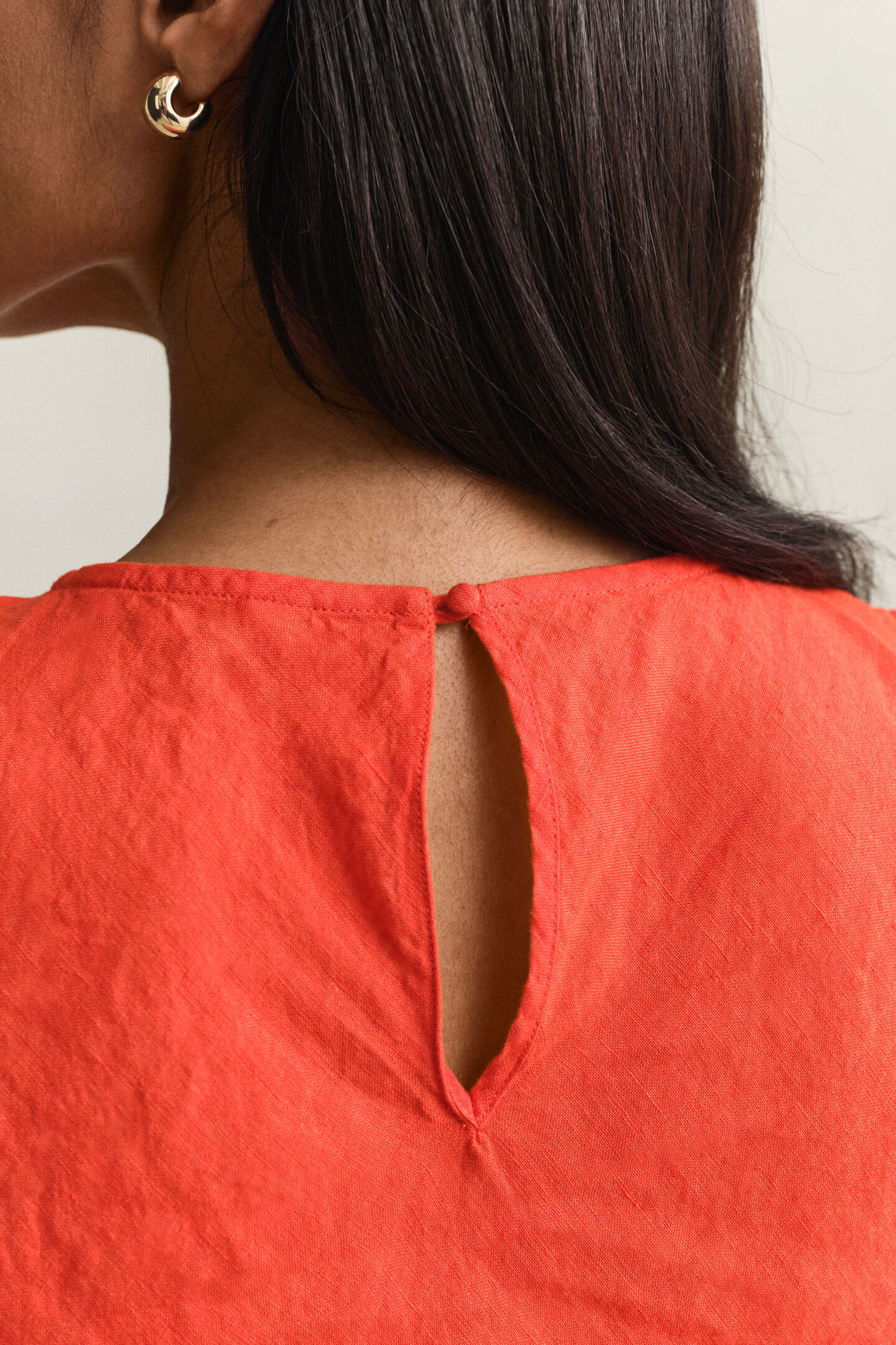 Schr&auml;g geschnittenes Midikleid aus Leinen