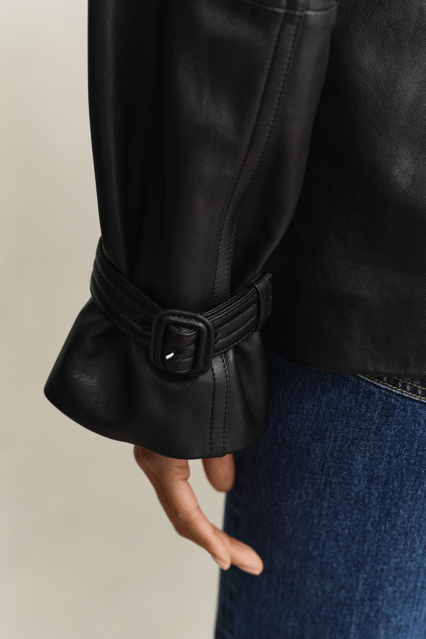 Kurzer Trenchcoat aus Leder